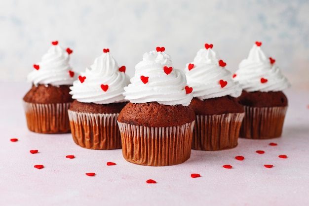 Fondo del día de San Valentín, pastelitos de chocolate con caramelos en forma de corazón, vista superior