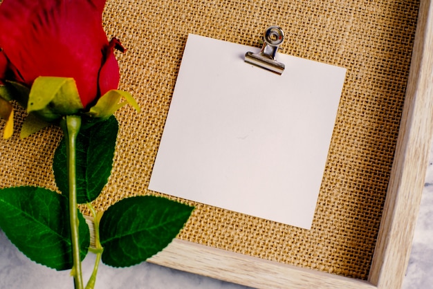 Fondo del día de San Valentín Rosa roja con tarjeta de mensaje de amor pareja romántica.
