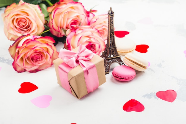 Fondo del día de San Valentín con rosas, torre eiffel y corazones decorativos