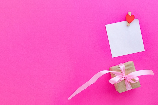 Fondo del día de San Valentín con tarjeta en blanco o nota y caja de regalo