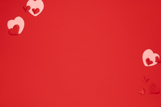 Fondo del día de San Valentín. Vista superior de corazones de papel de fondo rojo.