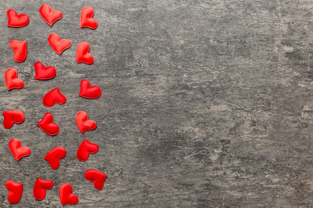 Fondo del día de san valentín con vista superior de corazones rojos con espacio de copia