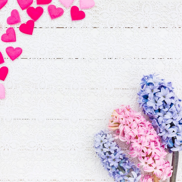 Fondo del día de tarjetas del día de San Valentín con los corazones y las flores del jacinto. Vista superior