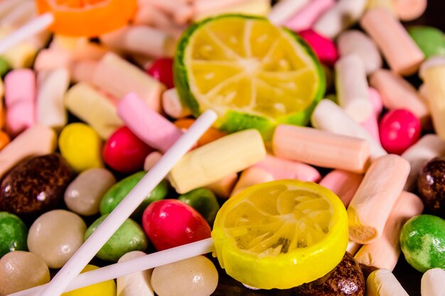 Foto fondo de los diferentes dulces multicolores concepto festivo