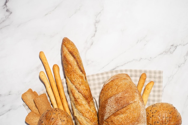 Fondo con diferentes tipos de pan fresco Productos de panadería Cocina