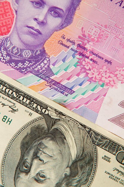 Fondo de dinero hryvnia ucraniana con dólares