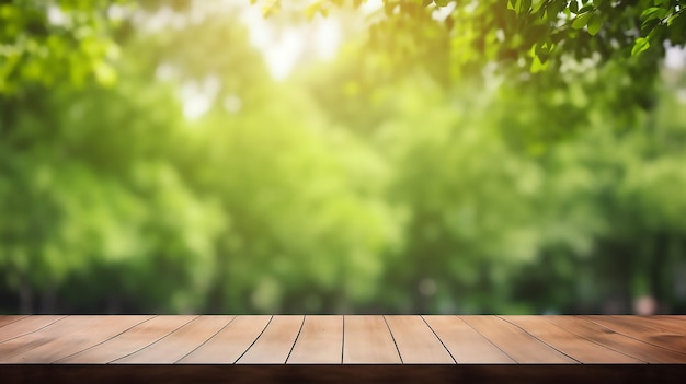 fondo de diseño simple con mesa de madera vacía y árbol verde borroso en el jardín del parque