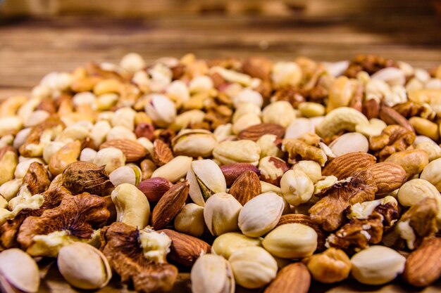 Fondo de los diversos frutos secos almendra anacardo avellana pistacho nuez una mesa de madera Comida vegetariana Concepto de alimentación saludable