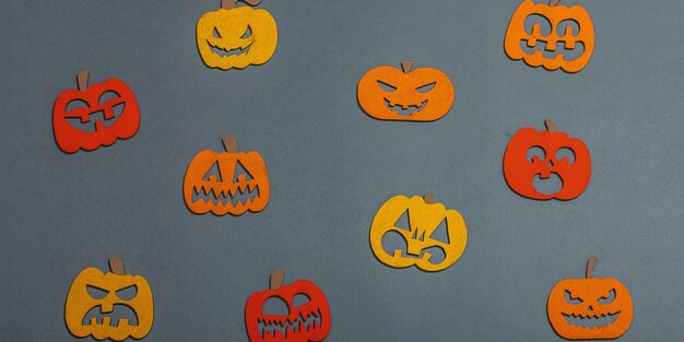 Foto fondo divertido de halloween calabazas de otoño coloridas tradicionales con diferentes caras formato de banner de estilo otoñal clásico plano festivo