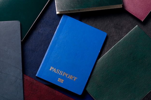 Fondo de documentos con pasaporte azul en frente