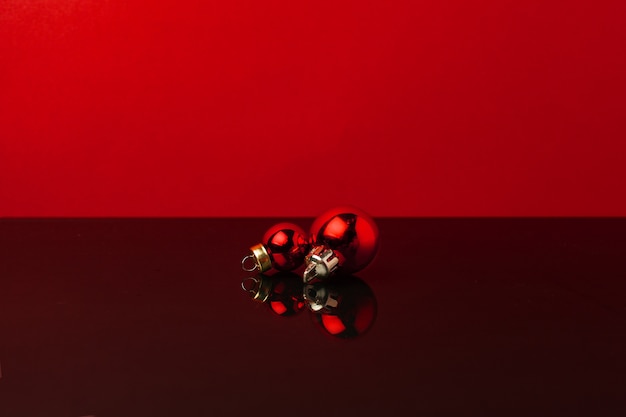 Fondo con dos adornos navideños rojos brillantes
