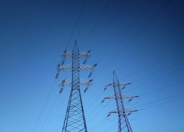 Fondo de dos líneas eléctricas