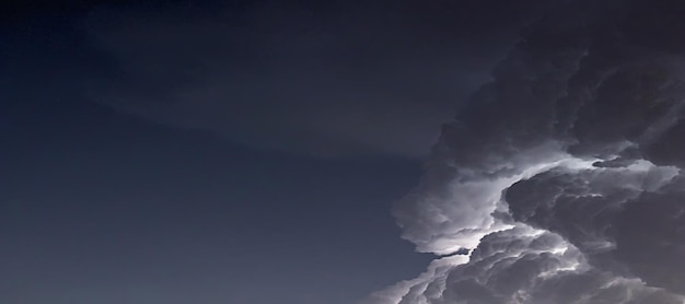 Fondo dramático de las nubes de tormenta. Rayo en las nubes. Nubes nocturnas.