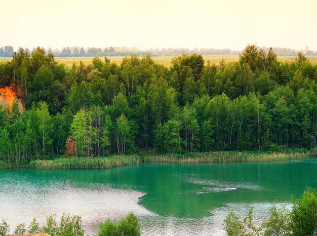 Fondo dramático del paisaje del lago al atardecer