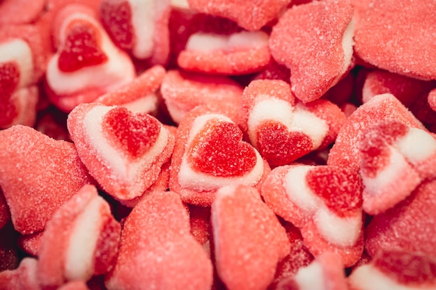 Fondo de dulces de gelatina masticable roja en forma de corazones closeup