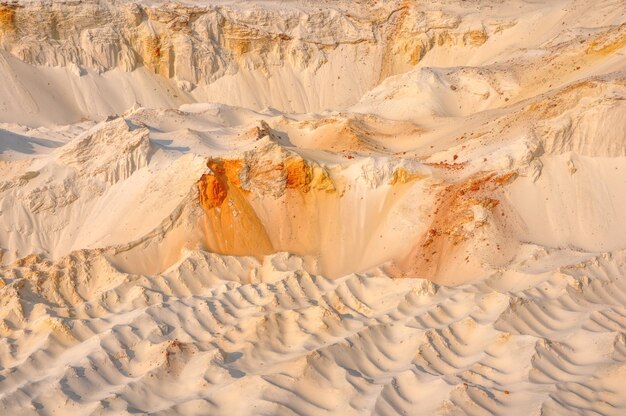 Foto el fondo de las dunas de piedra de hierro al atardecer