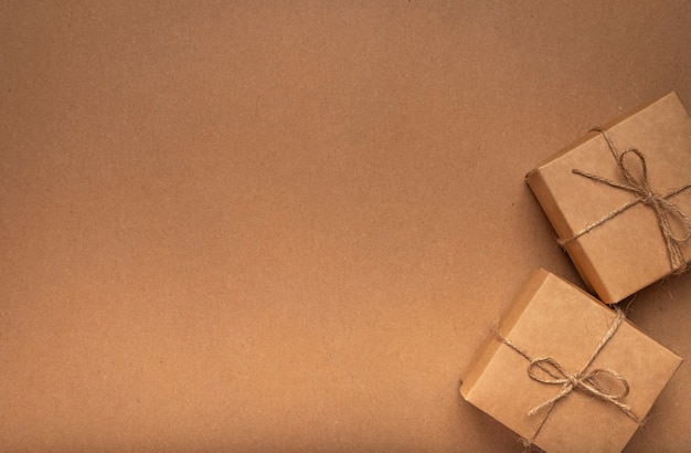 Fondo ecológico de textura de cartón artesanal con dos cajas de regalo con lugar para texto