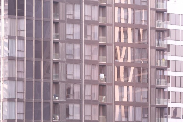 Foto fondo de edificio alto lado del edificio con ventanas y puerta