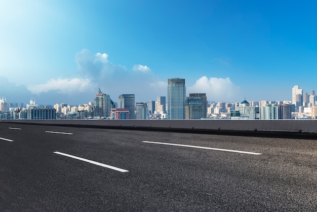 Fondo de edificio moderno y carretera asfaltada en Shanghai, China