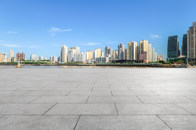 Foto fondo de edificios de ciudad y suelo cuadrado vacío