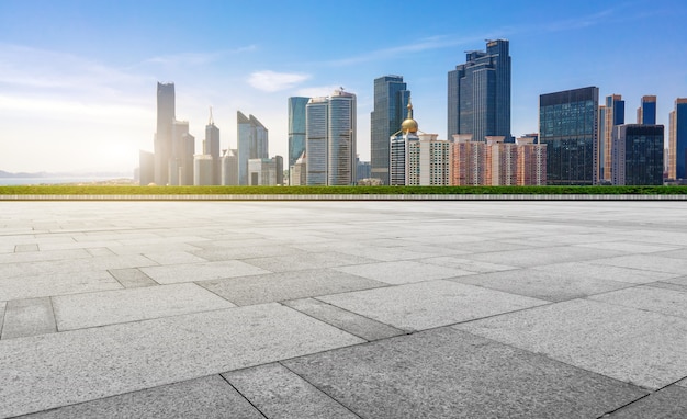 Fondo de edificios de ciudad y suelo cuadrado vacío