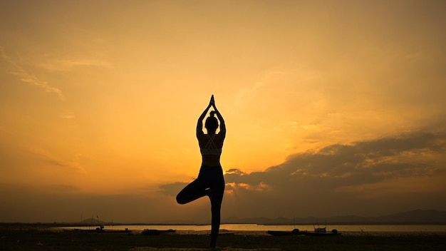 Foto fondo de ejercicio de práctica de yoga de silueta