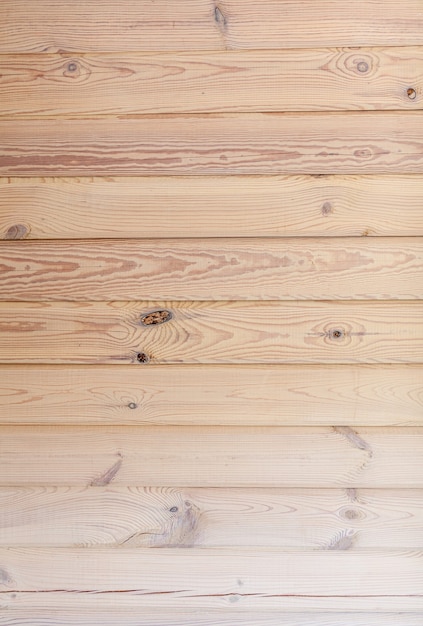 El fondo es una pared hecha de vigas de madera. Textura para su diseño. Viga y tablero de madera. Fondo de naturaleza muerta. Hermosa textura de madera.