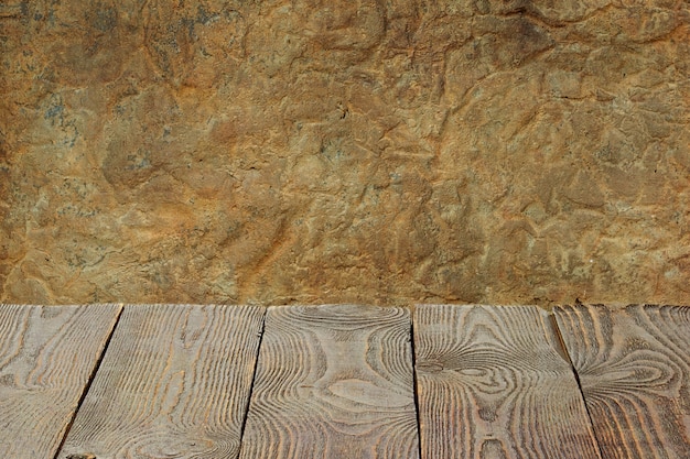 El fondo es tablas de madera en blanco y una pared enlucida con textura con iluminación y viñetas