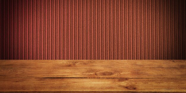 El fondo es tablas de madera en blanco y una pared rayada texturizada con iluminación degradada