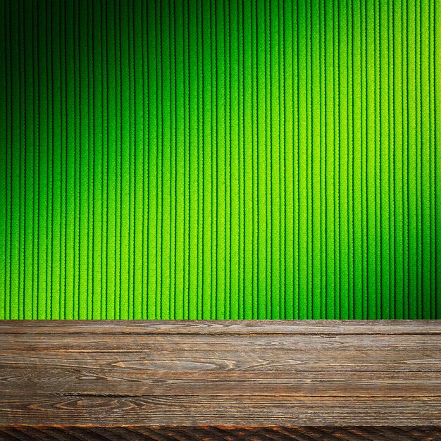 El fondo es tablas de madera en blanco y una pared rayada texturizada con iluminación degradada