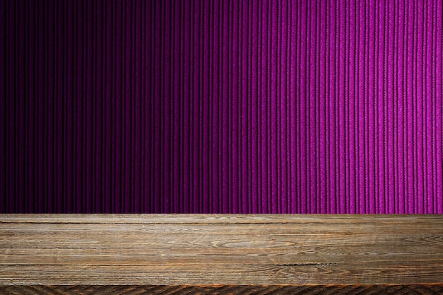 El fondo es tablas de madera en blanco y una pared rayada texturizada con viñetas de iluminación degradada