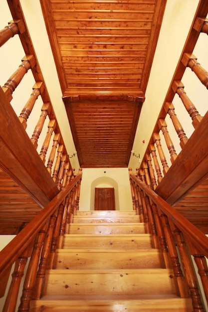 Fondo de escalera de madera