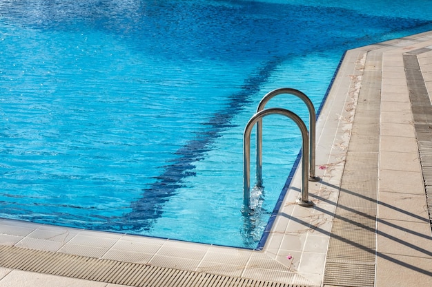 Fondo de escalera de piscina