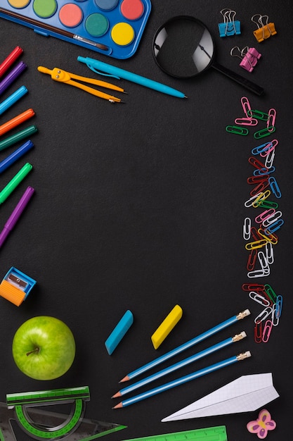 Foto fondo de escuela de pizarra negra con útiles escolares