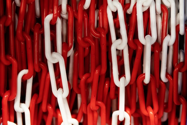 Fondo de eslabones de cadena de plástico rojo y blanco conectados