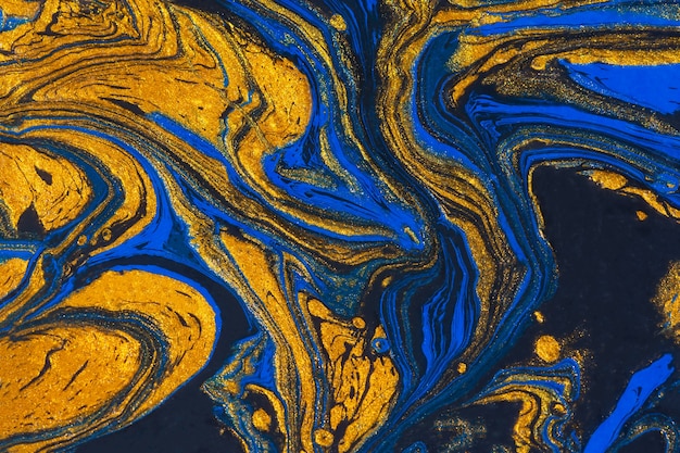 Fondo de espacio abstracto azul oro negro. Arte fluido de pintura acrílica. Olas doradas del océano. Dibujo de arte conceptual. Fondo de moda para carteles, postales, invitaciones. Arte contemporáneo