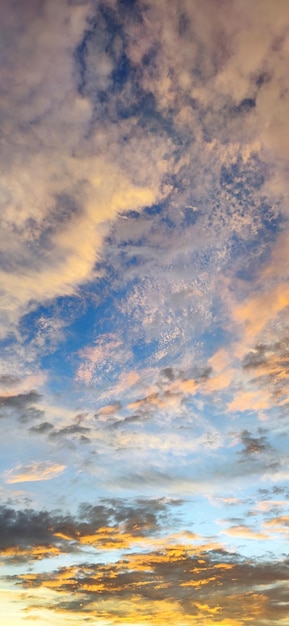 Fondo de un espectacular cielo nublado al amanecer