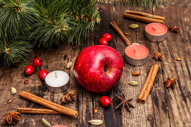 Fondo de espíritu navideño. Manzana fresca, canela, rosa de perro, velas, cardamomo, anís estrellado.