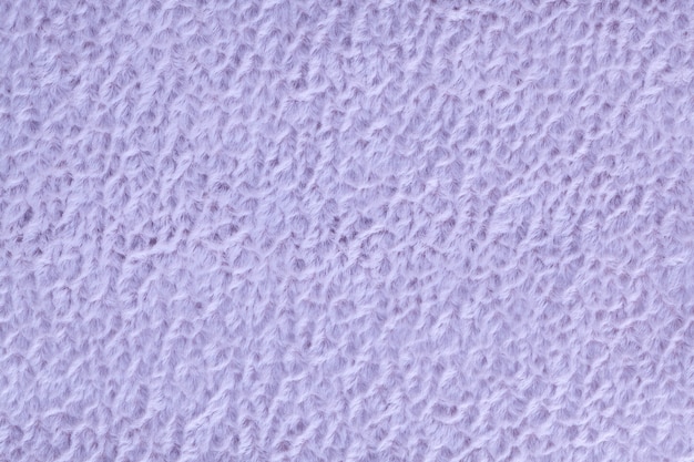Fondo esponjoso púrpura claro de tela suave y vellosa. Textura de primer plano textil