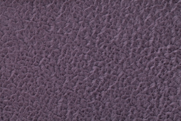 Fondo esponjoso violeta oscuro de tela suave y vellosa. Textura de primer plano textil