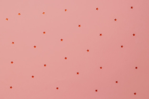 Fondo de estrellas rojas sobre un fondo rosa. El concepto de celebración.