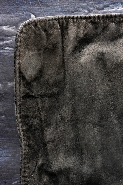 Fondo estructural negro. gamuza vieja y elegante, reverso, tela vieja, textil. pieza de bolso de cuero, dorso oscuro