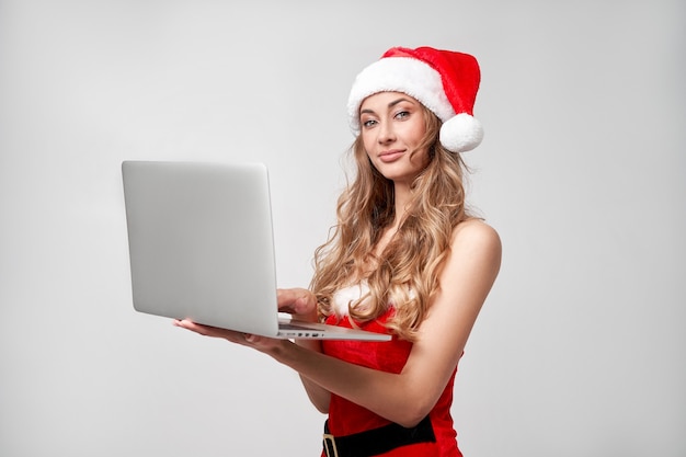 Fondo de estudio blanco mujer Navidad Santa Hat