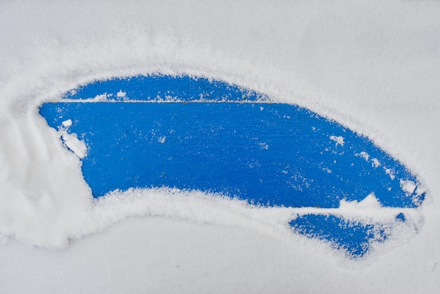 El fondo de la etiqueta. Tablero azul bajo la nieve