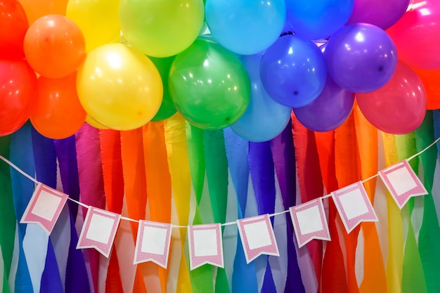 Fondo de evento multicolor de plantilla de celebración con globos y lugar para el texto