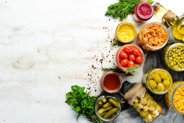 Fondo de las existencias de alimentos en frascos de vidrio Verduras en escabeche y champiñones Vista superior