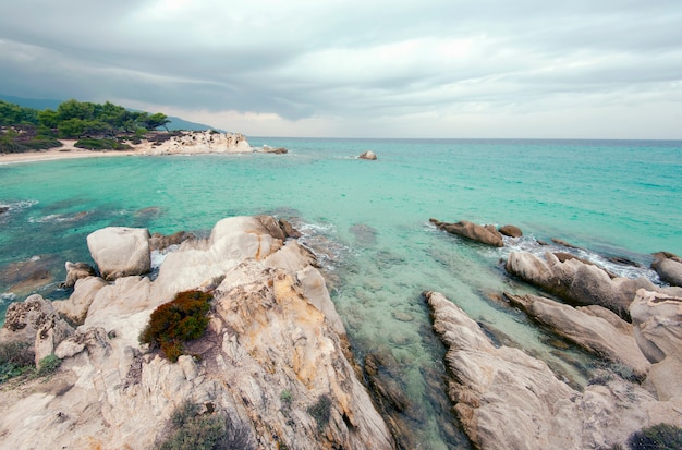 Fondo exótico de mar y piedras, agua de mar u océano