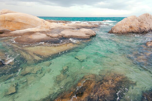 Fondo exótico de mar y piedras, agua de mar u océano