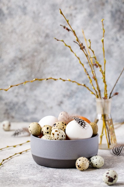 Fondo feliz de Pascua. Tazón de huevos de codorniz