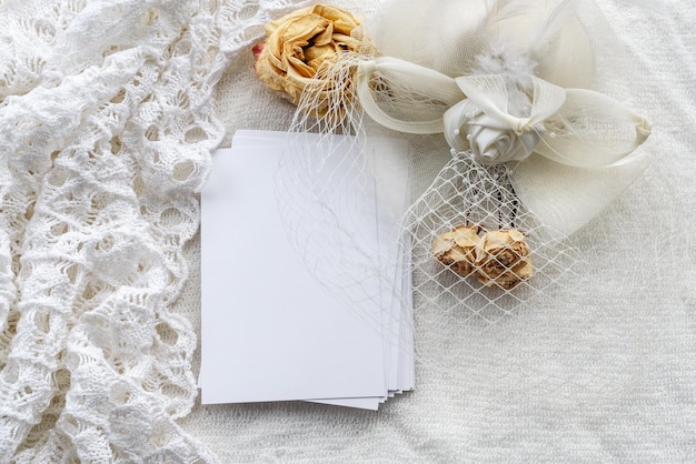 Fondo femenino de moda en flores de tela blanca y una postal vacía Fondo femenino de boda En blanco para una postal